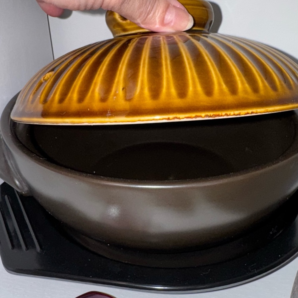 Japanese ceramic pot with lid and handle for cooking in the kitchen. - Picture 4 of 6